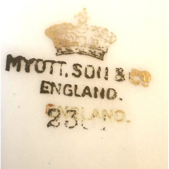 Vintage Wall Hanger with two Beautiful Vintage Plates - Picture 7 of 11